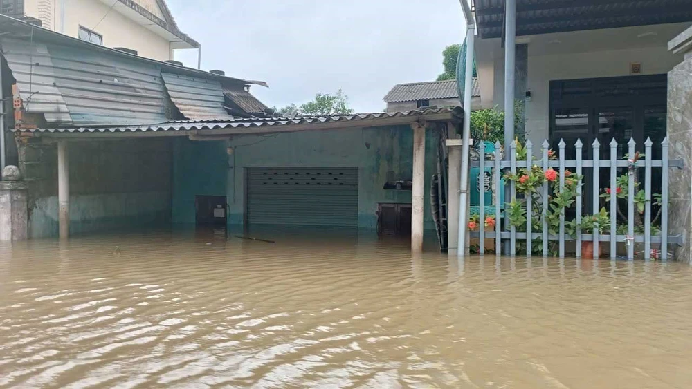 Huế: Lũ trên sông Bồ xuống chậm, vẫn duy trì nguy hiểm trên mức báo động 3 - Ảnh 2. Huế: Lũ trên sông Bồ xuống chậm, vẫn duy trì nguy hiểm trên mức báo động 3 - Ảnh 2.