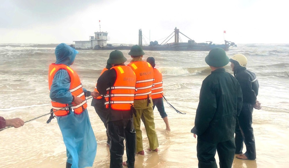 Kịp thời cứu 6 thuyền viên gặp nạn trên vùng biển Quảng Trị - Ảnh 1. Kịp thời cứu 6 thuyền viên gặp nạn trên vùng biển Quảng Trị - Ảnh 1.