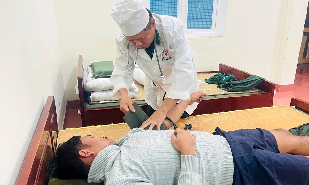 Kịp thời cứu 6 thuyền viên gặp nạn trên vùng biển Quảng Trị - Ảnh 6. Kịp thời cứu 6 thuyền viên gặp nạn trên vùng biển Quảng Trị - Ảnh 6.