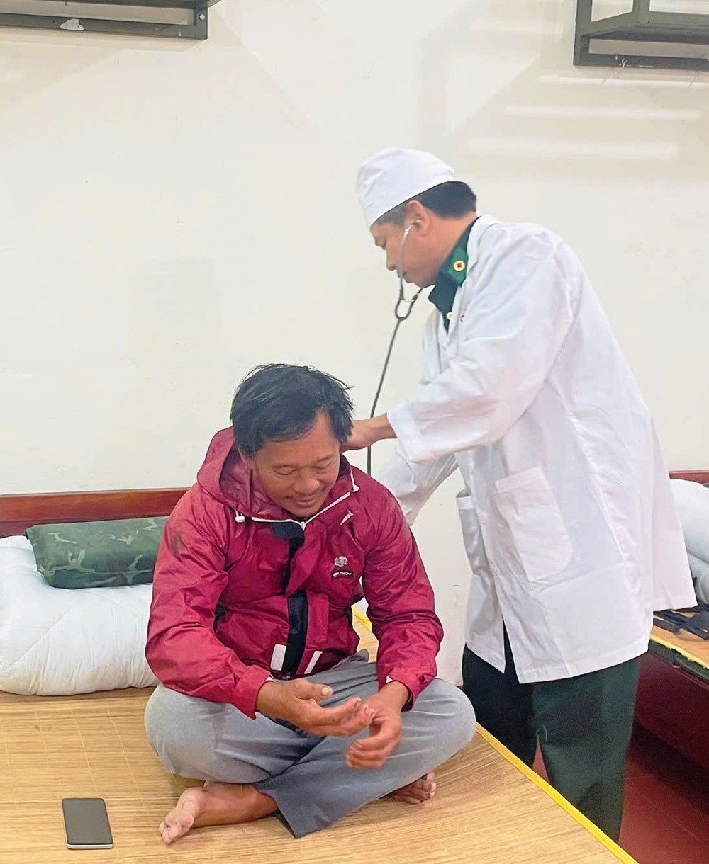 Kịp thời cứu 6 thuyền viên gặp nạn trên vùng biển Quảng Trị - Ảnh 5. Kịp thời cứu 6 thuyền viên gặp nạn trên vùng biển Quảng Trị - Ảnh 5.