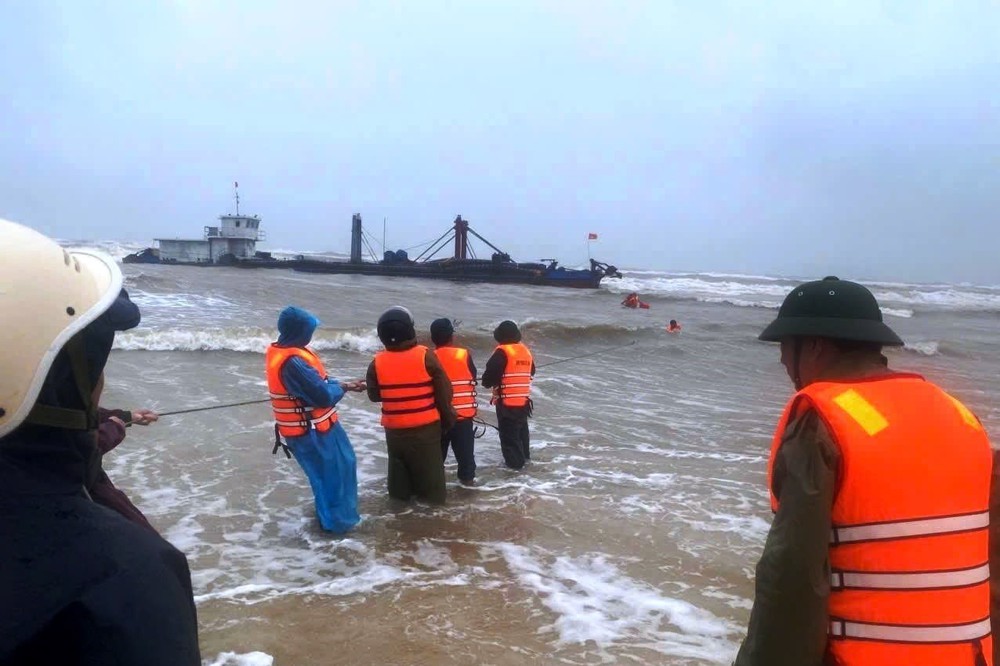 Kịp thời cứu 6 thuyền viên gặp nạn trên vùng biển Quảng Trị - Ảnh 2. Kịp thời cứu 6 thuyền viên gặp nạn trên vùng biển Quảng Trị - Ảnh 2.