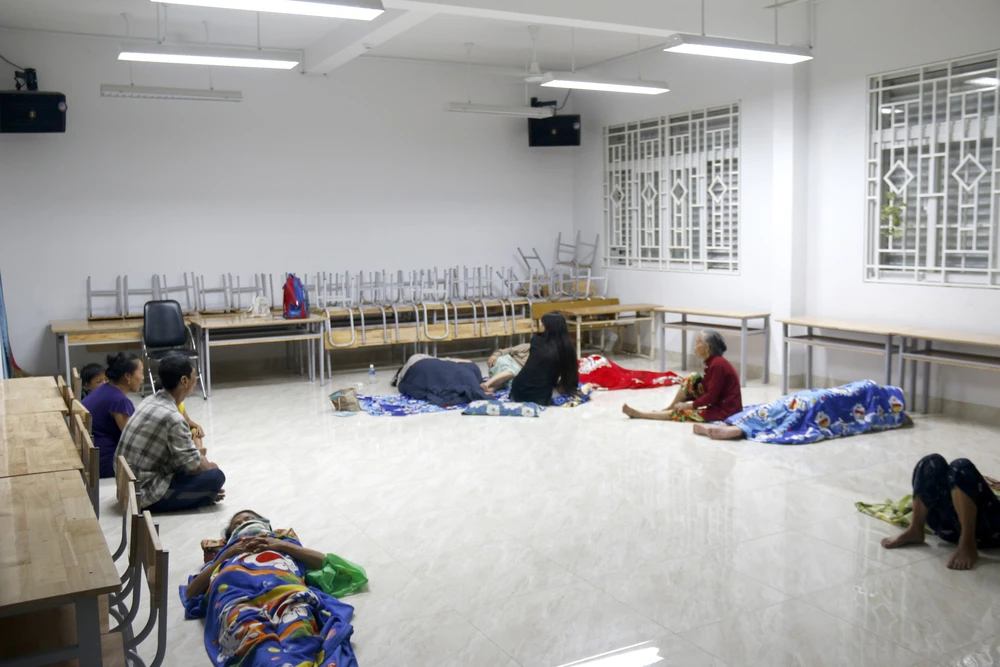 Lâm Đồng di dời khẩn cấp người dân trong đêm tại khu vực ngập sâu - Ảnh 6. Lâm Đồng di dời khẩn cấp người dân trong đêm tại khu vực ngập sâu - Ảnh 6.