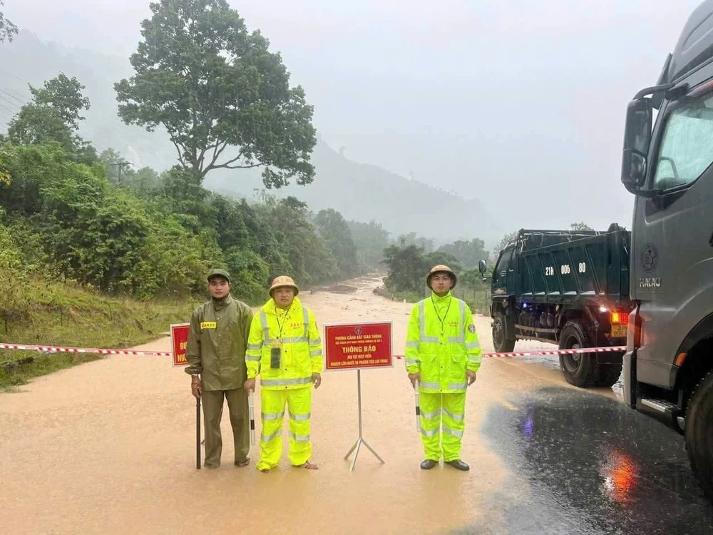 Lực lượng vũ trang Đà Nẵng bảo đảm an toàn cho nhân dân mùa mưa lũ - Ảnh 3. Lực lượng vũ trang Đà Nẵng bảo đảm an toàn cho nhân dân mùa mưa lũ - Ảnh 3.