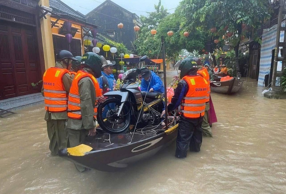 Bí thư Thành ủy Đà Nẵng: Không để bà con đói, rét do mưa lũ - Ảnh 3. Bí thư Thành ủy Đà Nẵng: Không để bà con đói, rét do mưa lũ - Ảnh 3.