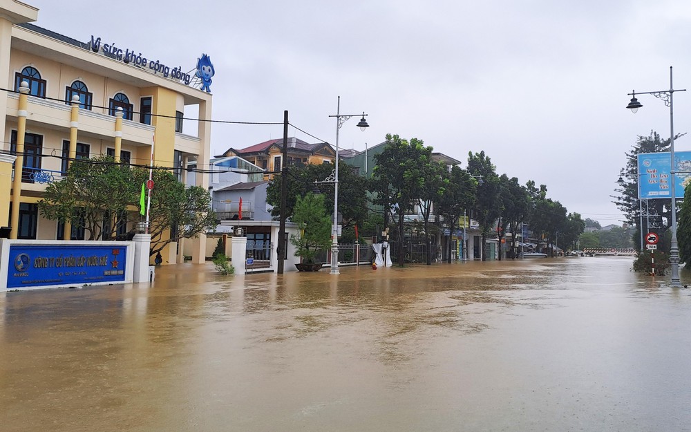 Lũ trên sông Hương xuống rất chậm, trung tâm TP Huế vẫn ngập sâu - Ảnh 6. Lũ trên sông Hương xuống rất chậm, trung tâm TP Huế vẫn ngập sâu - Ảnh 6.