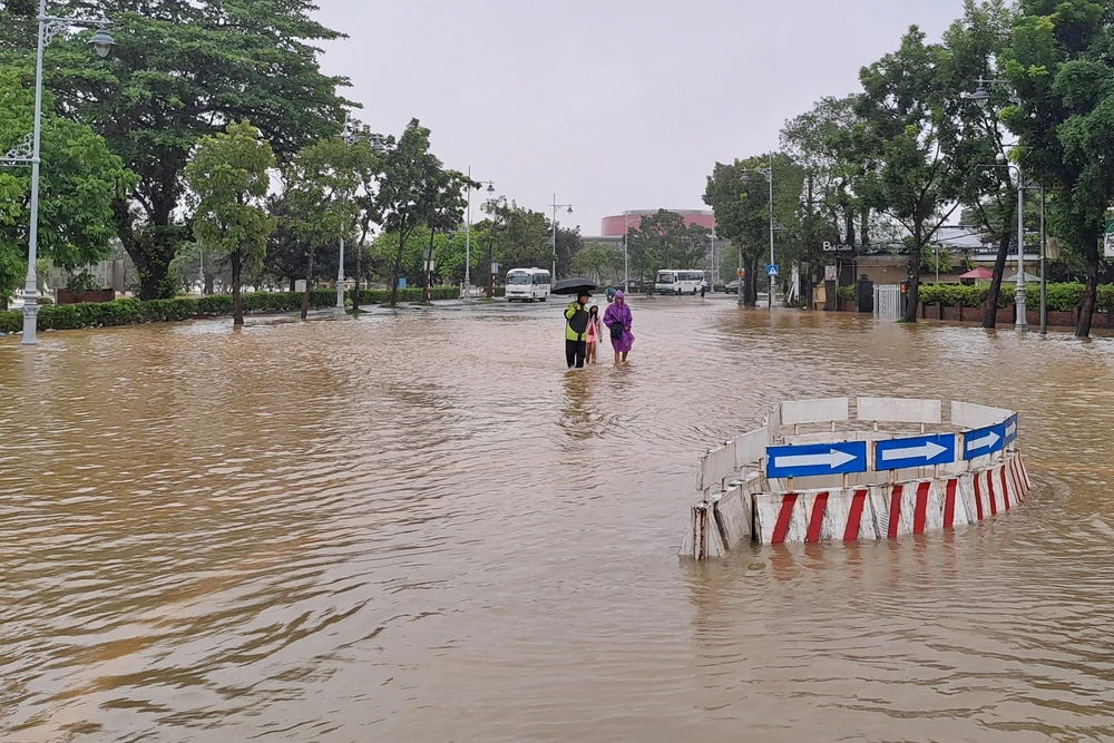 Lũ trên sông Hương xuống rất chậm, trung tâm TP Huế vẫn ngập sâu - Ảnh 7. Lũ trên sông Hương xuống rất chậm, trung tâm TP Huế vẫn ngập sâu - Ảnh 7.