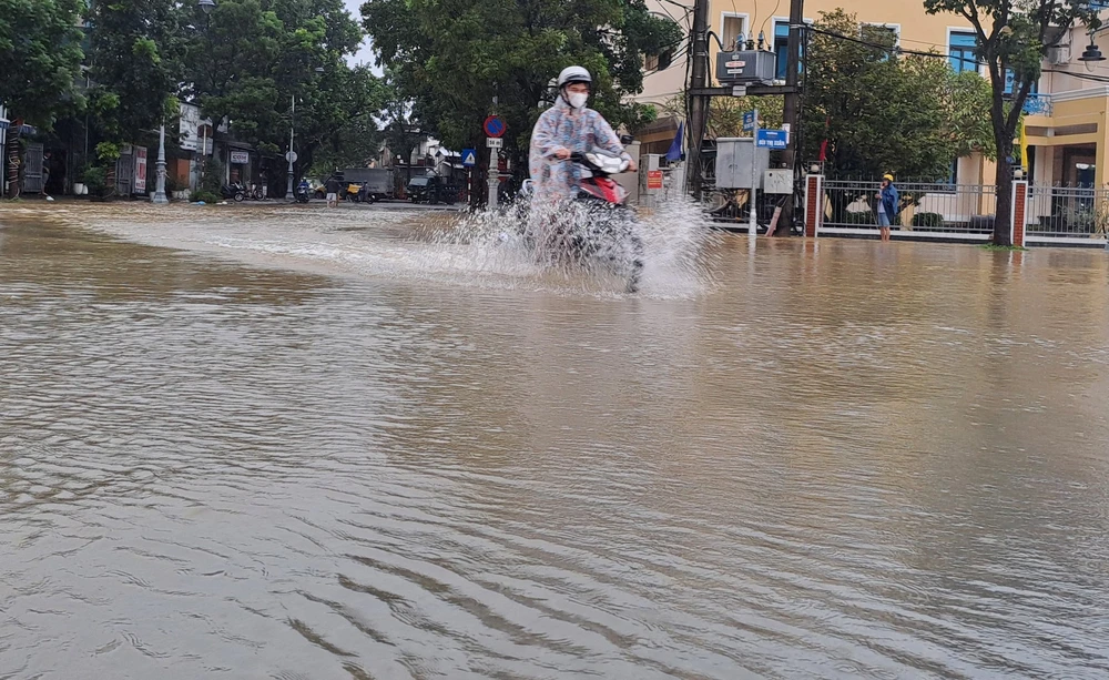 Lũ trên sông Hương xuống rất chậm, trung tâm TP Huế vẫn ngập sâu - Ảnh 5. Lũ trên sông Hương xuống rất chậm, trung tâm TP Huế vẫn ngập sâu - Ảnh 5.
