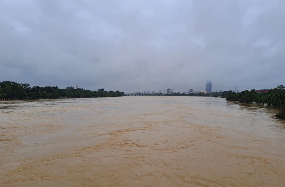 Dự báo thời tiết ngày 29/10: Huế và Đà Nẵng mưa to, lũ nhiều sông vẫn trên báo động 3 - Ảnh 1. Dự báo thời tiết ngày 29/10: Huế và Đà Nẵng mưa to, lũ nhiều sông vẫn trên báo động 3 - Ảnh 1.
