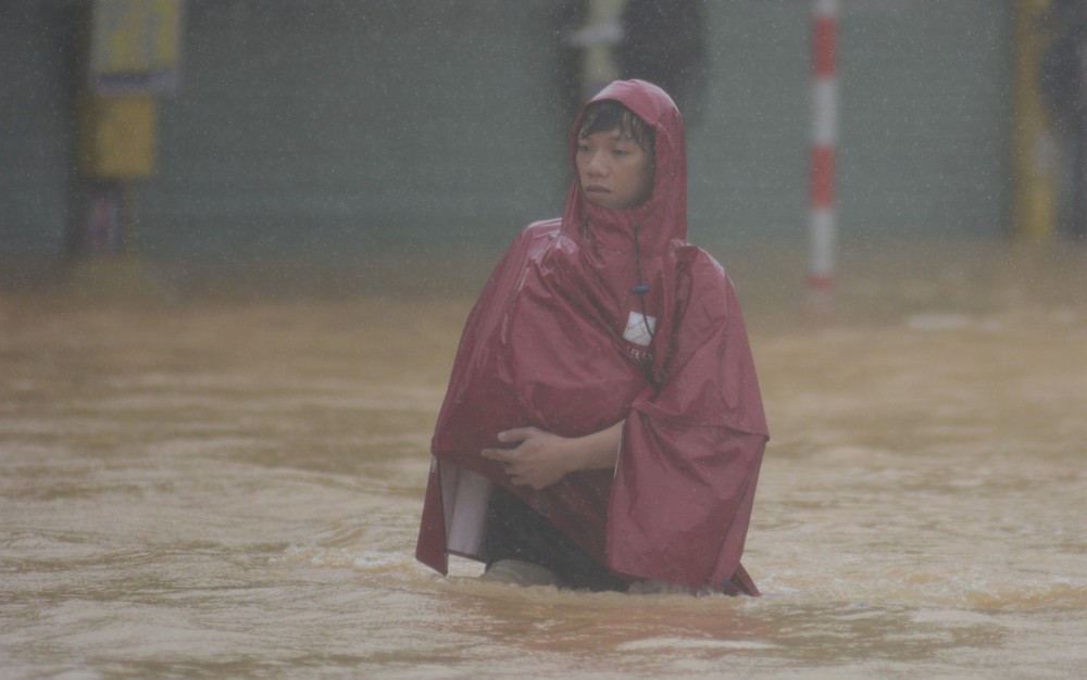 Huế: Người dân khổ sở đi qua vùng nước ngập sâu  - Ảnh 2. Huế: Người dân khổ sở đi qua vùng nước ngập sâu  - Ảnh 2.