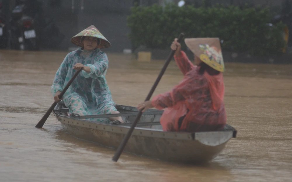 Huế: Người dân khổ sở đi qua vùng nước ngập sâu  - Ảnh 5. Huế: Người dân khổ sở đi qua vùng nước ngập sâu  - Ảnh 5.