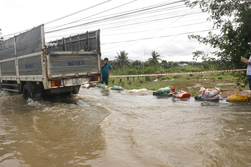 Nhiều khu vực trung tâm ven biển Lâm Đồng vẫn còn ngập sâu - Ảnh 6. Nhiều khu vực trung tâm ven biển Lâm Đồng vẫn còn ngập sâu - Ảnh 6.