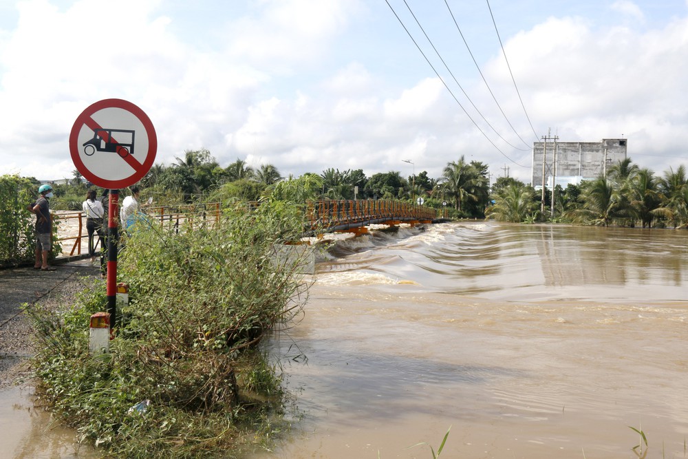 Nhiều khu vực trung tâm ven biển Lâm Đồng vẫn còn ngập sâu - Ảnh 2. Nhiều khu vực trung tâm ven biển Lâm Đồng vẫn còn ngập sâu - Ảnh 2.