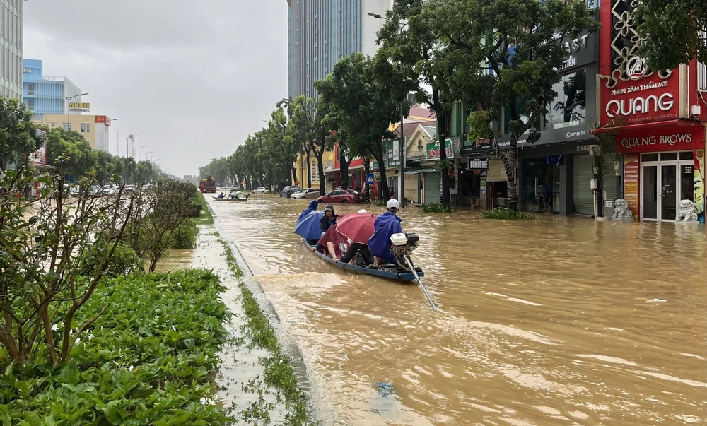 Lũ trên sông Hương xuống rất chậm, trung tâm TP Huế vẫn ngập sâu - Ảnh 10. Lũ trên sông Hương xuống rất chậm, trung tâm TP Huế vẫn ngập sâu - Ảnh 10.