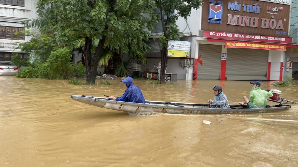 Lũ trên sông Hương xuống rất chậm, trung tâm TP Huế vẫn ngập sâu - Ảnh 9. Lũ trên sông Hương xuống rất chậm, trung tâm TP Huế vẫn ngập sâu - Ảnh 9.