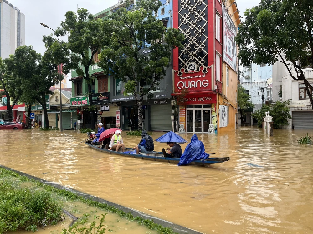 Lũ trên sông Hương xuống rất chậm, trung tâm TP Huế vẫn ngập sâu - Ảnh 11. Lũ trên sông Hương xuống rất chậm, trung tâm TP Huế vẫn ngập sâu - Ảnh 11.