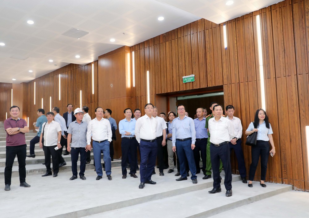 Phó Thủ tướng Lê Thành Long kiểm tra Dự án Cơ sở 2 Bệnh viện Bạch Mai và Bệnh viện Việt Đức tại Ninh Bình - Ảnh 4. Phó Thủ tướng Lê Thành Long kiểm tra Dự án Cơ sở 2 Bệnh viện Bạch Mai và Bệnh viện Việt Đức tại Ninh Bình - Ảnh 4.