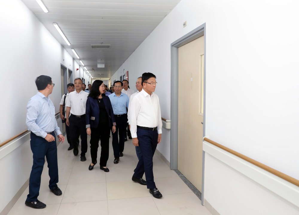 Phó Thủ tướng Lê Thành Long kiểm tra Dự án Cơ sở 2 Bệnh viện Bạch Mai và Bệnh viện Việt Đức tại Ninh Bình - Ảnh 6. Phó Thủ tướng Lê Thành Long kiểm tra Dự án Cơ sở 2 Bệnh viện Bạch Mai và Bệnh viện Việt Đức tại Ninh Bình - Ảnh 6.