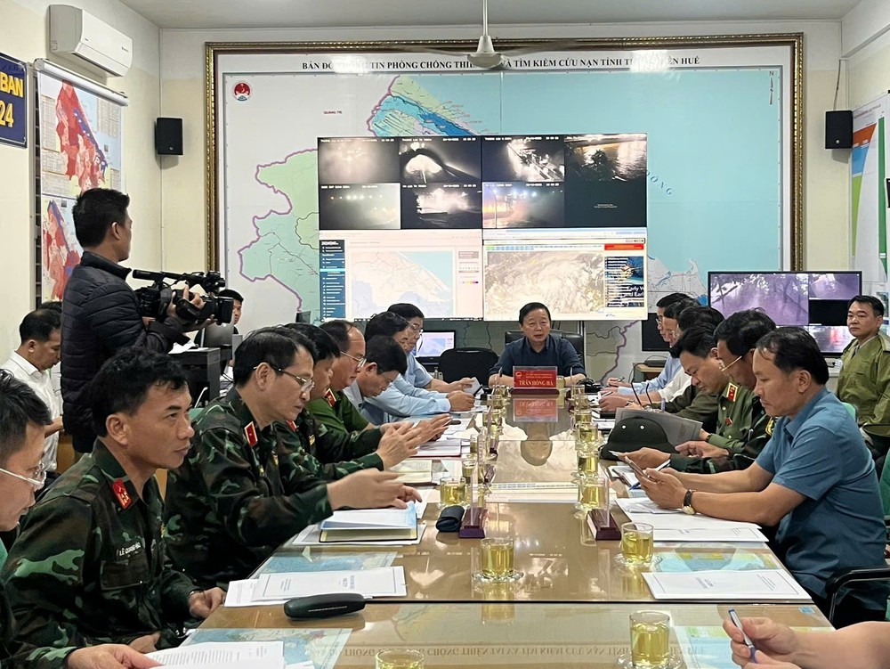 Phó Thủ tướng Trần Hồng Hà kiểm tra và làm việc tại Huế về ứng phó với mưa lũ - Ảnh 1. Phó Thủ tướng Trần Hồng Hà kiểm tra và làm việc tại Huế về ứng phó với mưa lũ - Ảnh 1.
