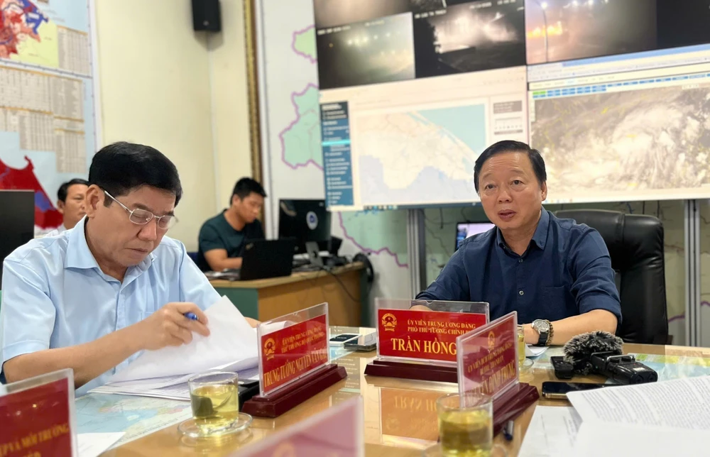 Phó Thủ tướng Trần Hồng Hà kiểm tra và làm việc tại Huế về ứng phó với mưa lũ - Ảnh 2. Phó Thủ tướng Trần Hồng Hà kiểm tra và làm việc tại Huế về ứng phó với mưa lũ - Ảnh 2.
