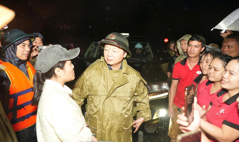 Phó Thủ tướng Trần Hồng Hà kiểm tra và làm việc tại Huế về ứng phó với mưa lũ - Ảnh 6. Phó Thủ tướng Trần Hồng Hà kiểm tra và làm việc tại Huế về ứng phó với mưa lũ - Ảnh 6.