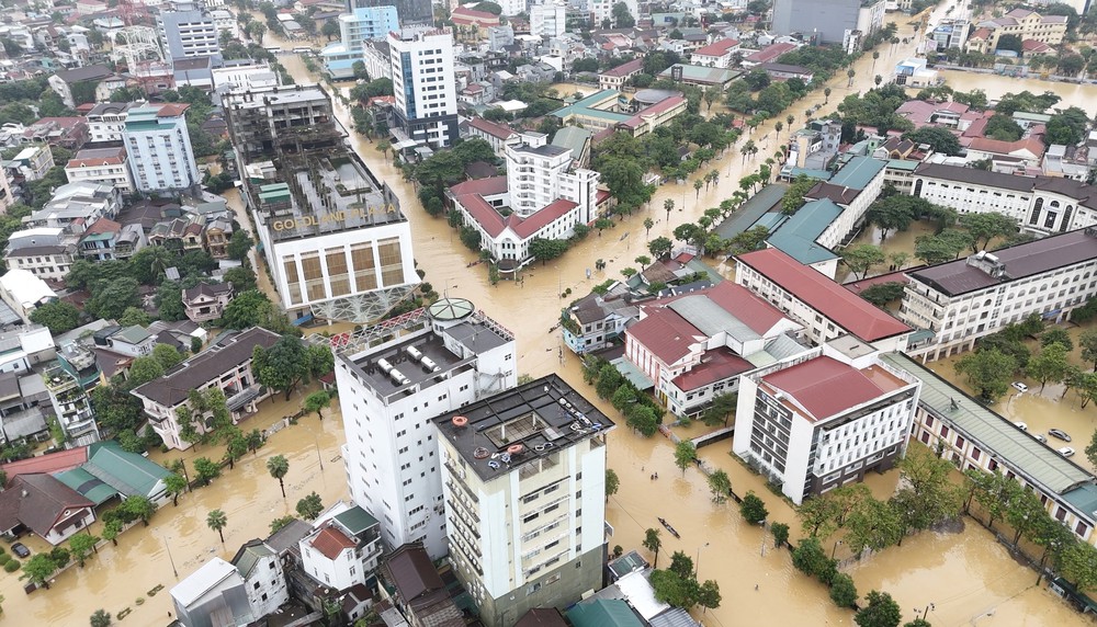 Trung tâm thành phố Huế vẫn ngập trong biển nước - Ảnh 1. Trung tâm thành phố Huế vẫn ngập trong biển nước - Ảnh 1.