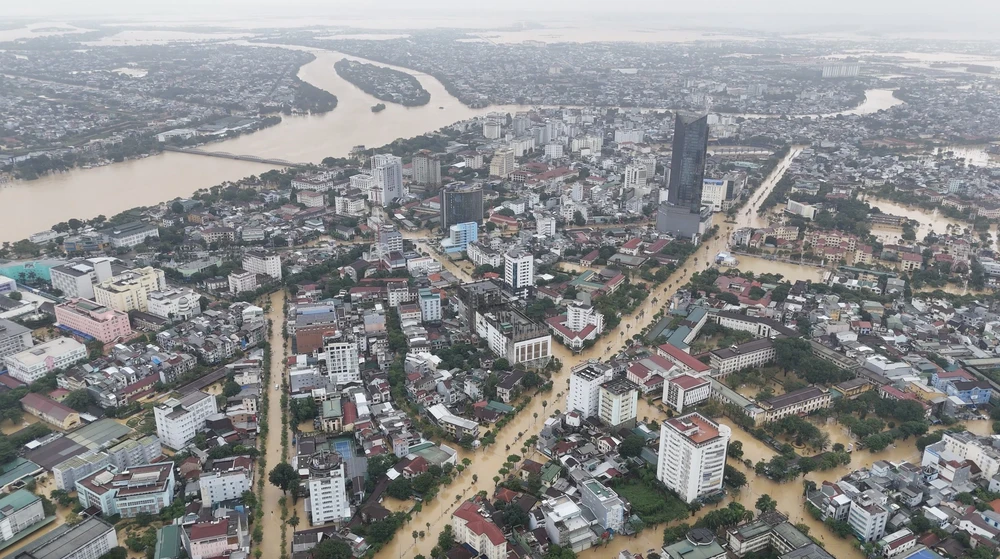 Trung tâm thành phố Huế vẫn ngập trong biển nước - Ảnh 3. Trung tâm thành phố Huế vẫn ngập trong biển nước - Ảnh 3.