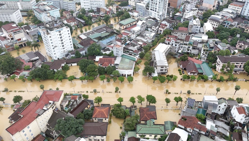 Trung tâm thành phố Huế vẫn ngập trong biển nước - Ảnh 2. Trung tâm thành phố Huế vẫn ngập trong biển nước - Ảnh 2.