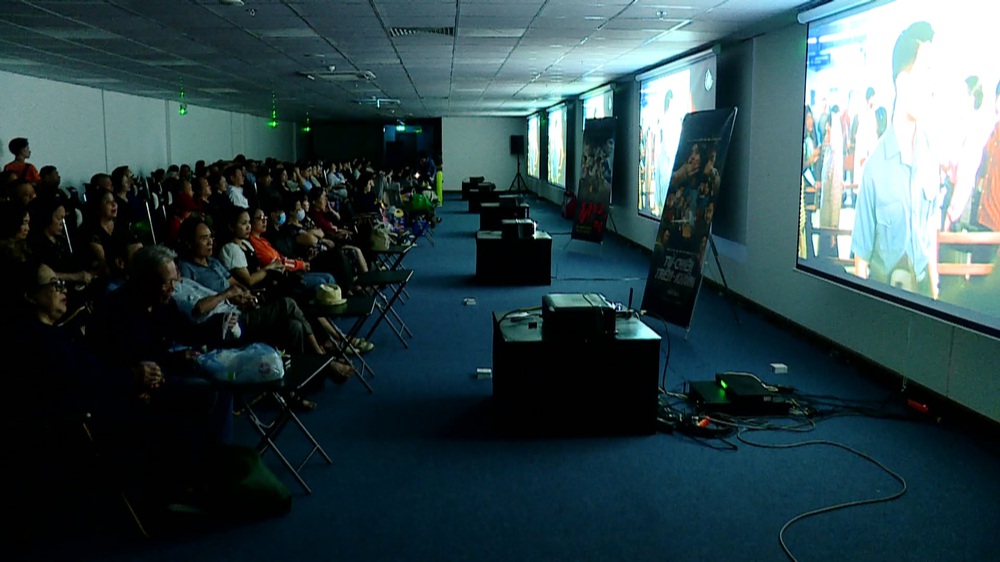 Ngày mở cửa thứ 4, khán giả vẫn nô nức đến xem phim 'bom tấn' tại Hội chợ Mùa thu - Ảnh 5. Ngày mở cửa thứ 4, khán giả vẫn nô nức đến xem phim 'bom tấn' tại Hội chợ Mùa thu - Ảnh 5.