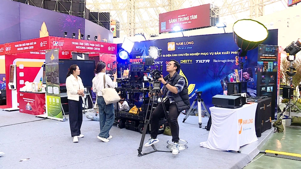 Ngày mở cửa thứ 4, khán giả vẫn nô nức đến xem phim 'bom tấn' tại Hội chợ Mùa thu - Ảnh 6. Ngày mở cửa thứ 4, khán giả vẫn nô nức đến xem phim 'bom tấn' tại Hội chợ Mùa thu - Ảnh 6.