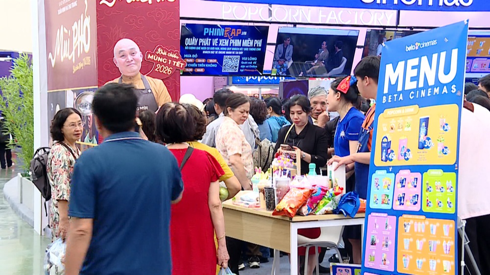 Ngày mở cửa thứ 4, khán giả vẫn nô nức đến xem phim 'bom tấn' tại Hội chợ Mùa thu - Ảnh 2. Ngày mở cửa thứ 4, khán giả vẫn nô nức đến xem phim 'bom tấn' tại Hội chợ Mùa thu - Ảnh 2.