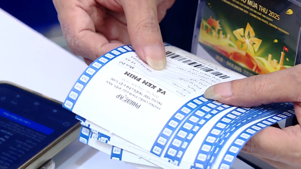 Ngày mở cửa thứ 4, khán giả vẫn nô nức đến xem phim 'bom tấn' tại Hội chợ Mùa thu - Ảnh 4. Ngày mở cửa thứ 4, khán giả vẫn nô nức đến xem phim 'bom tấn' tại Hội chợ Mùa thu - Ảnh 4.