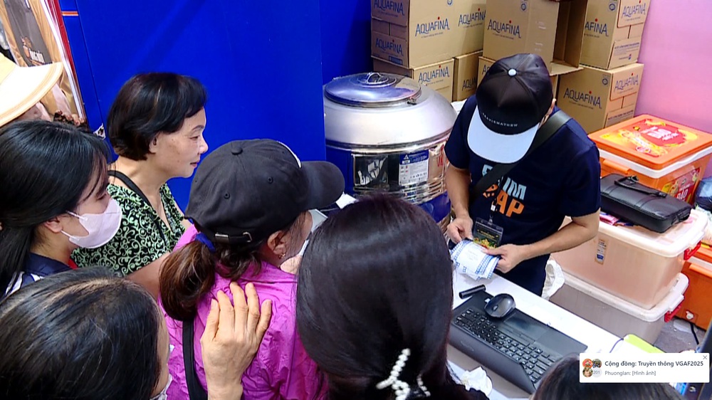 Ngày mở cửa thứ 4, khán giả vẫn nô nức đến xem phim 'bom tấn' tại Hội chợ Mùa thu - Ảnh 3. Ngày mở cửa thứ 4, khán giả vẫn nô nức đến xem phim 'bom tấn' tại Hội chợ Mùa thu - Ảnh 3.