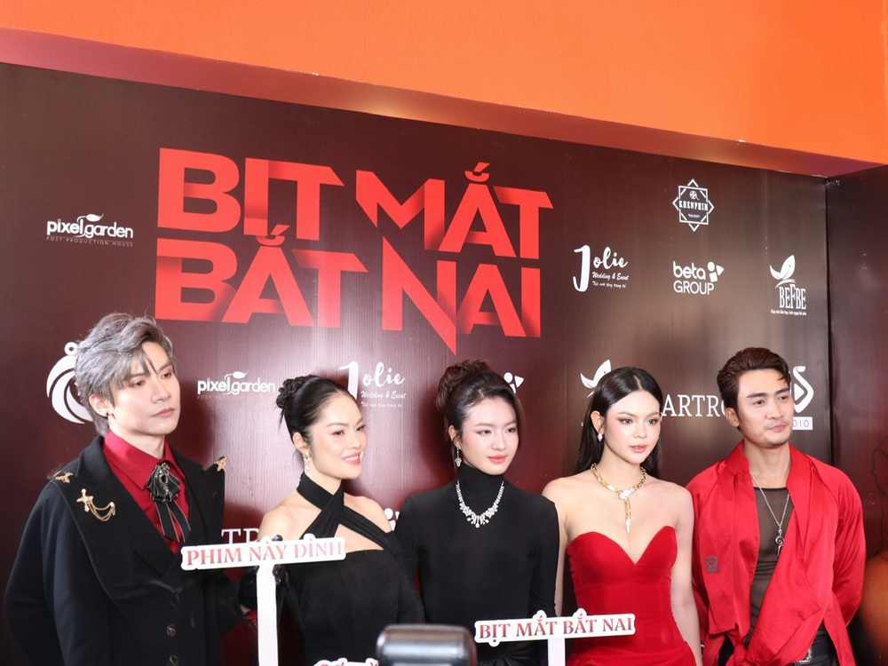 Cuối cùng thì ‘Bịt mắt bắt nai’ cũng ra mắt  - Ảnh 2. Cuối cùng thì ‘Bịt mắt bắt nai’ cũng ra mắt  - Ảnh 2.