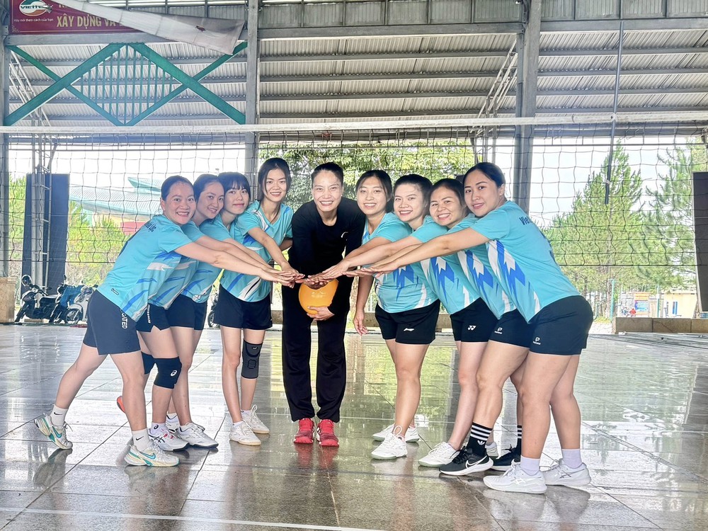 Chủ công xuất sắc top 3 lịch sử bóng chuyền nữ Việt Nam sinh con đầu lòng ở tuổi U40, cuộc sống hiện tại ra sao? - Ảnh 1. Chủ công xuất sắc top 3 lịch sử bóng chuyền nữ Việt Nam sinh con đầu lòng ở tuổi U40, cuộc sống hiện tại ra sao? - Ảnh 1.