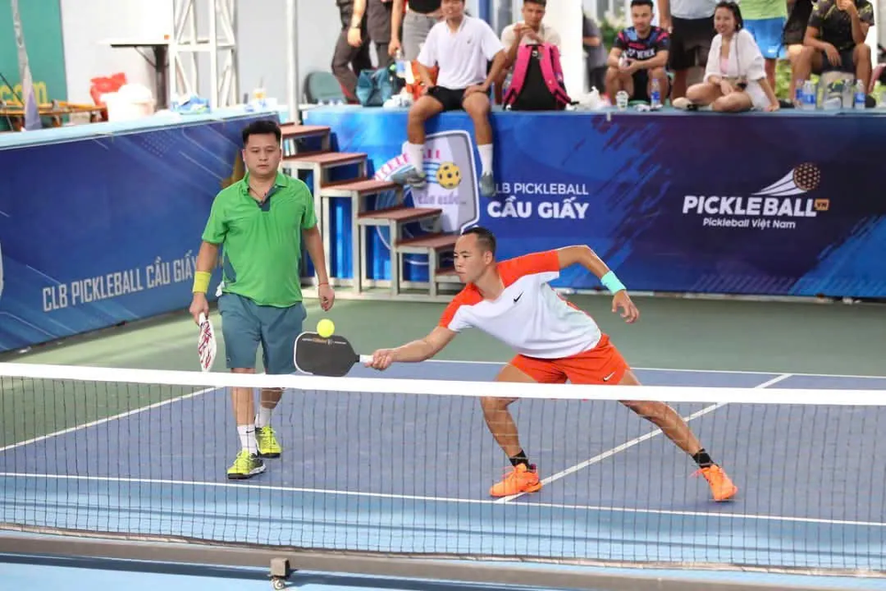 Tranh cãi pickleball: Giao lưu thì muốn gặp cao thủ, thi đấu lại thích bảng dễ - Ảnh 1. Tranh cãi pickleball: Giao lưu thì muốn gặp cao thủ, thi đấu lại thích bảng dễ - Ảnh 1.