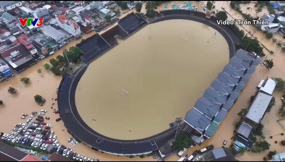 Sân vận động Tự do chìm trong biển nước sau trận mưa lũ lịch sử - Ảnh 1. Sân Tự do