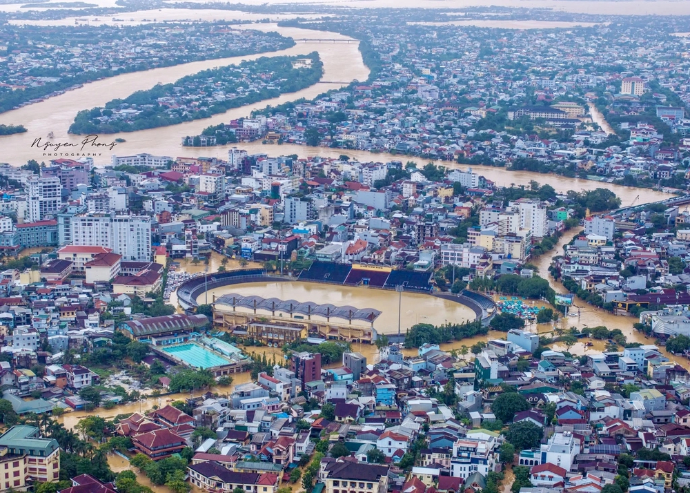 Sân vận động Tự do chìm trong biển nước sau trận mưa lũ lịch sử - Ảnh 3. Sân Tự do