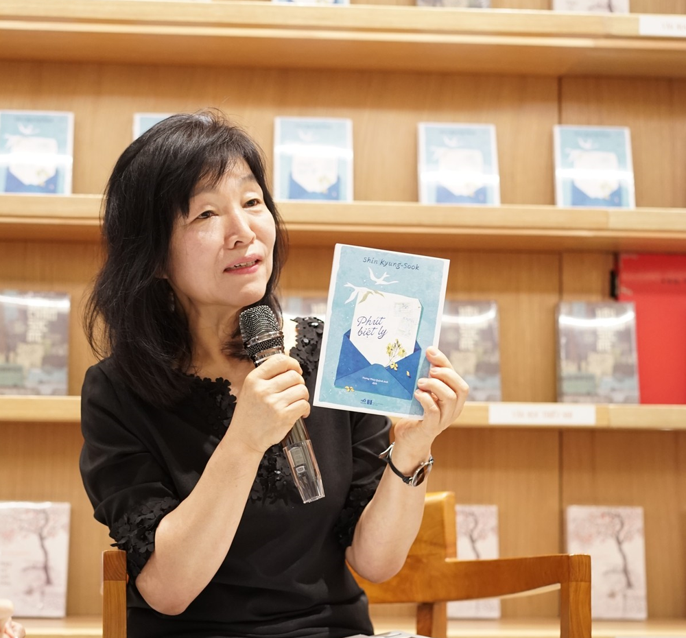 Nhà văn Shin Kyung Sook: 'Khi còn có thể yêu, hãy yêu hết lòng' - Ảnh 3. Nhà văn Shin Kyung Sook: 'Khi còn có thể yêu, hãy yêu hết lòng' - Ảnh 3.