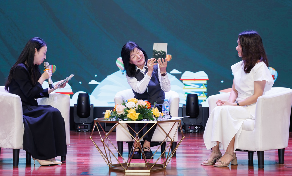 Nhà văn Shin Kyung Sook: 'Khi còn có thể yêu, hãy yêu hết lòng' - Ảnh 2. Nhà văn Shin Kyung Sook: 'Khi còn có thể yêu, hãy yêu hết lòng' - Ảnh 2.