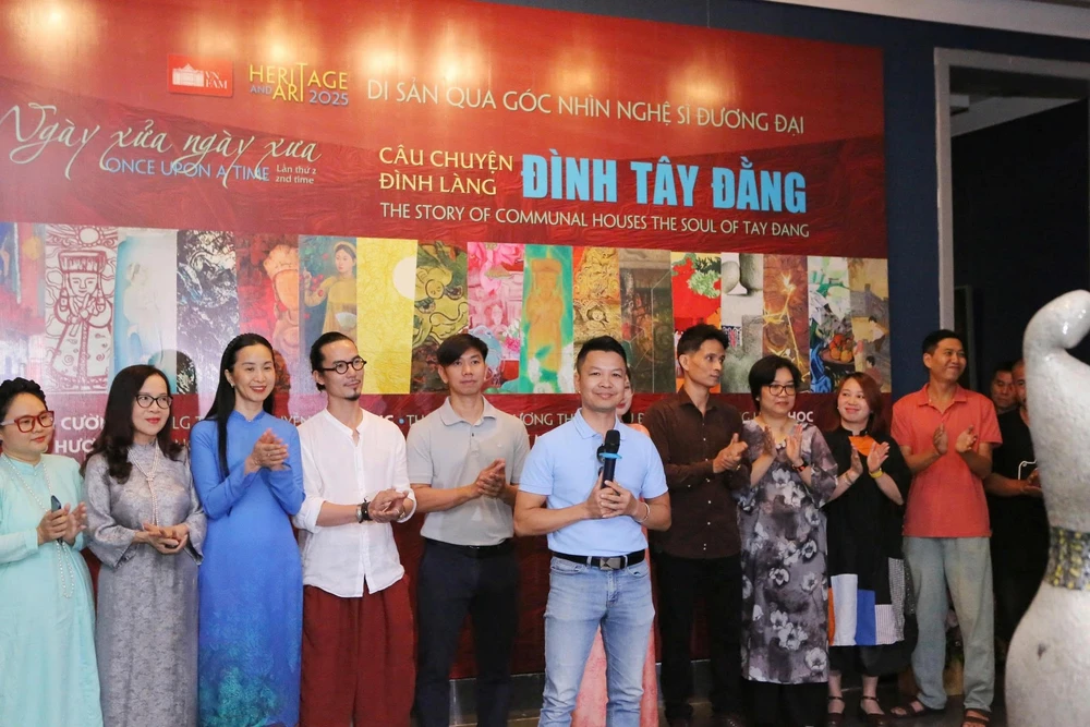 Khi họa sĩ đương đại &quot;kể chuyện&quot; đình cổ xứ Đoài - Ảnh 1.