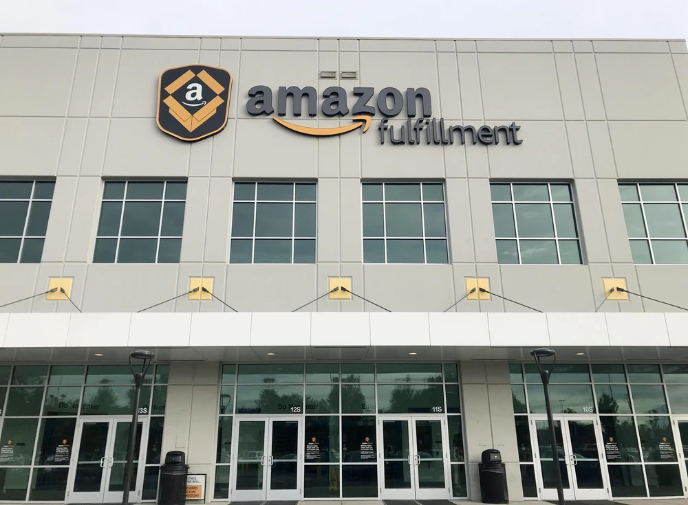 Amazon cắt giảm 14.000 việc làm trong làn sóng đẩy mạnh AI - Ảnh 1. Amazon cắt giảm 14.000 việc làm trong làn sóng đẩy mạnh AI - Ảnh 1.