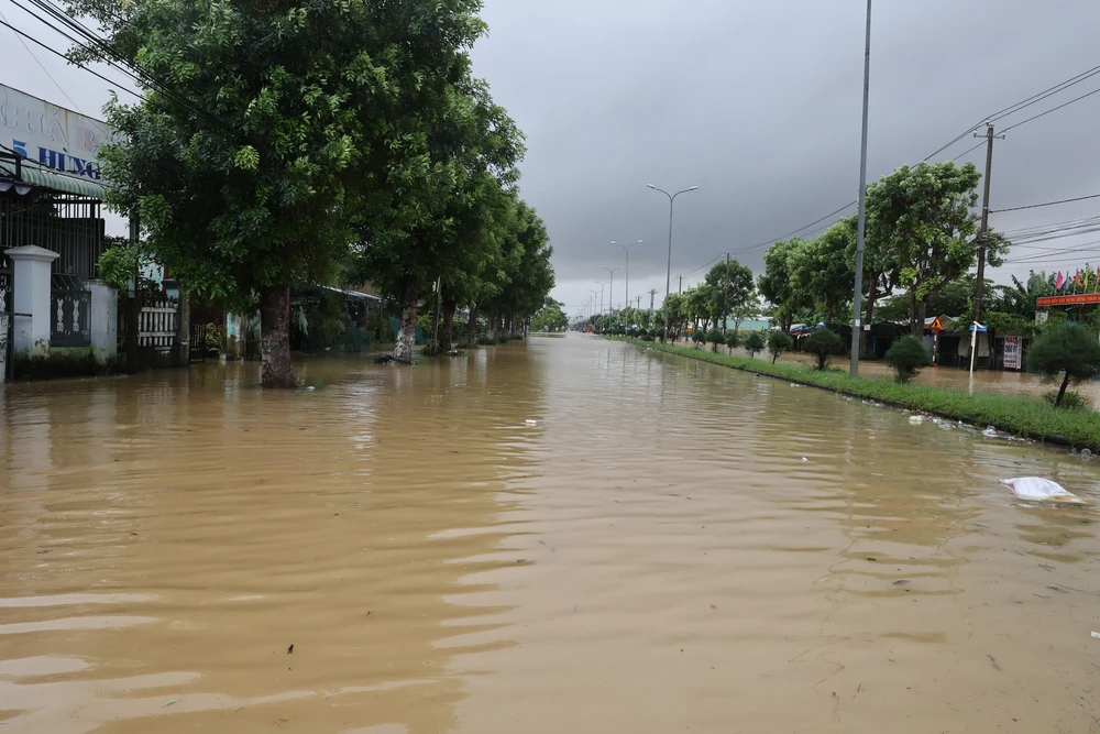 Đà Nẵng: Lắp Trạm thu - phát sóng dã chiến tại vùng bị mưa lũ cô lập  - Ảnh 2. Đà Nẵng: Lắp Trạm thu - phát sóng dã chiến tại vùng bị mưa lũ cô lập  - Ảnh 2.