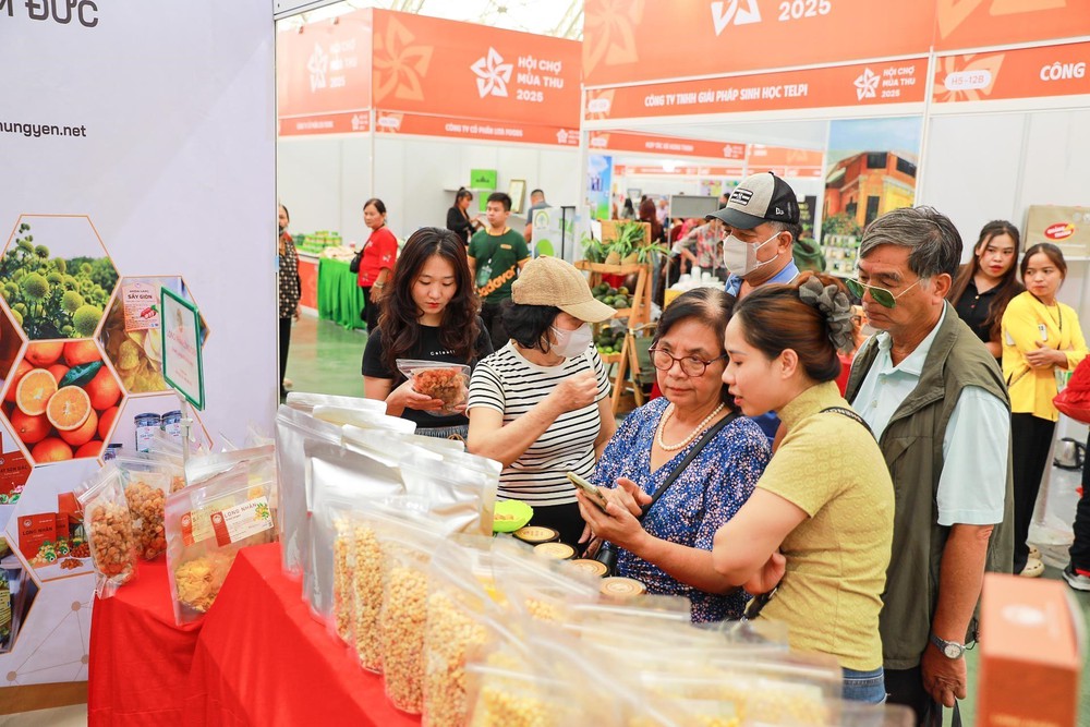 HỘI CHỢ MÙA THU 2025: Số tiền ủng hộ đồng bào lũ lụt đạt hơn 211 triệu đồng sau 4 ngày - Ảnh 1. HỘI CHỢ MÙA THU 2025: Số tiền ủng hộ đồng bào lũ lụt đạt hơn 211 triệu đồng sau 4 ngày - Ảnh 1.