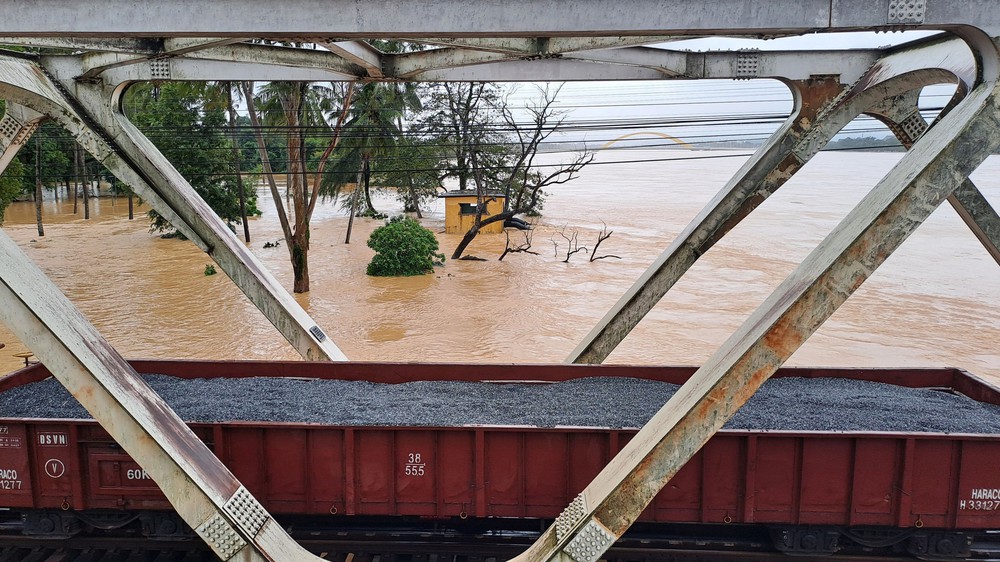 Huế điều hai đoàn tàu hơn 1.600 tấn gia tải chống trôi cầu đường sắt Bạch Hổ - Ảnh 1. Huế điều hai đoàn tàu hơn 1.600 tấn gia tải chống trôi cầu đường sắt Bạch Hổ - Ảnh 1.