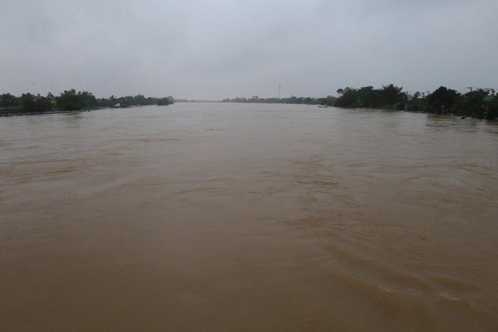 Huế: Nhiều khu vực trũng thấp vẫn bị ngập sâu trong nước lũ - Ảnh 8. Huế: Nhiều khu vực trũng thấp vẫn bị ngập sâu trong nước lũ - Ảnh 8.