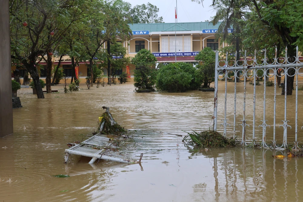 Huế: Nhiều khu vực trũng thấp vẫn bị ngập sâu trong nước lũ - Ảnh 7. Huế: Nhiều khu vực trũng thấp vẫn bị ngập sâu trong nước lũ - Ảnh 7.