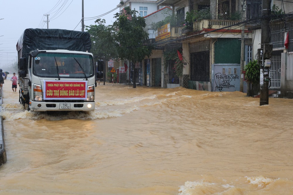 Huế: Nhiều khu vực trũng thấp vẫn bị ngập sâu trong nước lũ - Ảnh 6. Huế: Nhiều khu vực trũng thấp vẫn bị ngập sâu trong nước lũ - Ảnh 6.