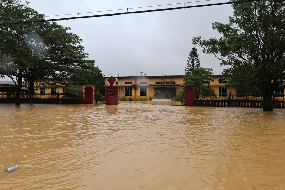 Huế: Nhiều khu vực trũng thấp vẫn bị ngập sâu trong nước lũ - Ảnh 5. Huế: Nhiều khu vực trũng thấp vẫn bị ngập sâu trong nước lũ - Ảnh 5.