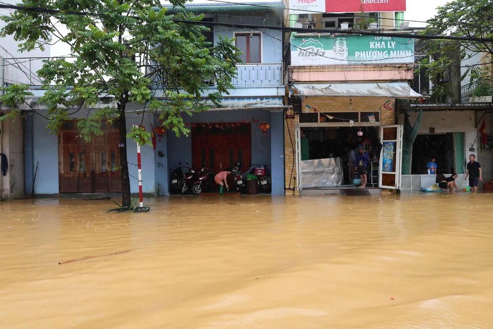 Huế: Nhiều khu vực trũng thấp vẫn bị ngập sâu trong nước lũ - Ảnh 4. Huế: Nhiều khu vực trũng thấp vẫn bị ngập sâu trong nước lũ - Ảnh 4.