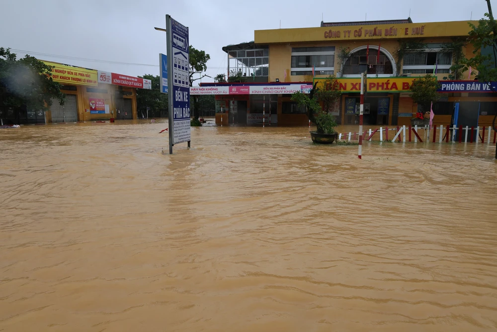 Huế: Nhiều khu vực trũng thấp vẫn bị ngập sâu trong nước lũ - Ảnh 3. Huế: Nhiều khu vực trũng thấp vẫn bị ngập sâu trong nước lũ - Ảnh 3.